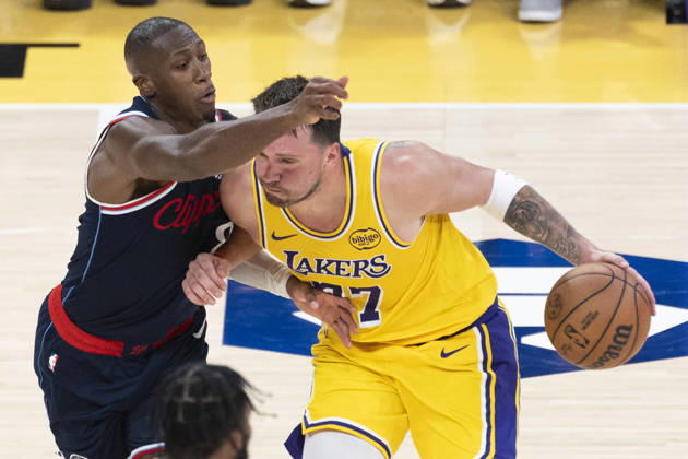 February 20, 2026, Los Angeles, California, United States: Los Angeles Lakers™ Luka Don?i? (77) seen in action with Los Angeles Clippers Kris Dunn (8) during an NBA, Basketball Herren, USA basketball game at Crypto.com Arena. Final score Lakers 125 : 122 Clippers Los Angeles United States - ZUMAs197 20260220_aaa_s197_344 Copyright: xRingoxChiux