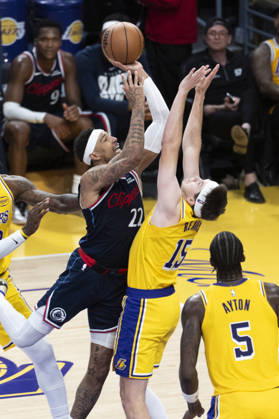 February 20, 2026, Los Angeles, California, United States: Los Angeles Clippers Jordan Miller (22) seen in action with Los Angeles Lakers™ Austin Reaves (15) during an NBA, Basketball Herren, USA basketball game at Crypto.com Arena. Final score Lakers 125 : 122 Clippers Los Angeles United States - ZUMAs197 20260220_aaa_s197_350 Copyright: xRingoxChiux