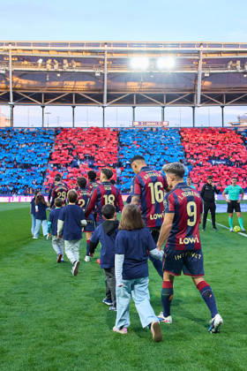 Levante UD v Valencia CF- LaLiga EA Sports VALENCIA, SPAIN - FEBRUARY 15: The Levante UD team takes to the field prior to the LaLiga EA Sports match between Levante UD and Valencia CF at Estadio Ciutat de Valencia on February, 2026 in Valencia, Spain. (Photo by Jose Torres Photo Players Images Magara Press) Valencia Estadio Ciutat de Valencia Spain Copyright: xJosexTorresx