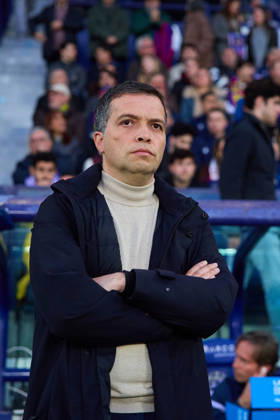 Levante UD v Valencia CF- LaLiga EA Sports VALENCIA, SPAIN - FEBRUARY 15: Luis Castro, head coach of Levante UD looks on during to the LaLiga EA Sports match between Levante UD and Valencia CF at Estadio Ciutat de Valencia on February, 2026 in Valencia, Spain. (Photo by Jose Torres Photo Players Images Magara Press) Valencia Estadio Ciutat de Valencia Spain Copyright: xJosexTorresx