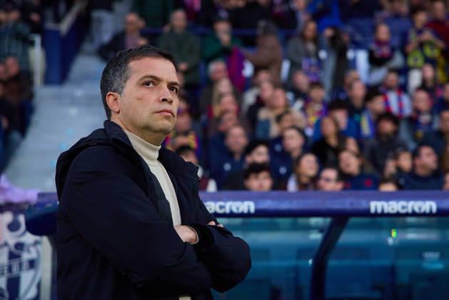 Levante UD v Valencia CF- LaLiga EA Sports VALENCIA, SPAIN - FEBRUARY 15: Luis Castro, head coach of Levante UD looks on during to the LaLiga EA Sports match between Levante UD and Valencia CF at Estadio Ciutat de Valencia on February, 2026 in Valencia, Spain. (Photo by Jose Torres Photo Players Images Magara Press) Valencia Estadio Ciutat de Valencia Spain Copyright: xJosexTorresx