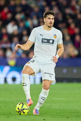 Levante UD v Valencia CF- LaLiga EA Sports VALENCIA, SPAIN - FEBRUARY 15: Filip Ugrinic of Valencia CF runs with the ball during to the LaLiga EA Sports match between Levante UD and Valencia CF at Estadio Ciutat de Valencia on February, 2026 in Valencia, Spain. (Photo by Jose Torres Photo Players Images Magara Press) Valencia Estadio Ciutat de Valencia Spain Copyright: xJosexTorresx