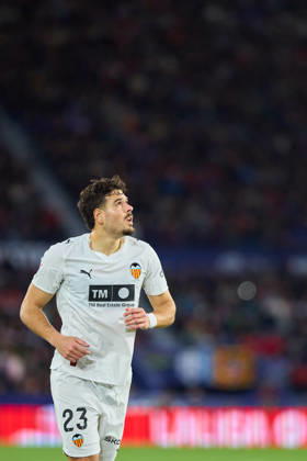 Levante UD v Valencia CF- LaLiga EA Sports VALENCIA, SPAIN - FEBRUARY 15: Filip Ugrinic of Valencia CF looks on during to the LaLiga EA Sports match between Levante UD and Valencia CF at Estadio Ciutat de Valencia on February, 2026 in Valencia, Spain. (Photo by Jose Torres Photo Players Images Magara Press) Valencia Estadio Ciutat de Valencia Spain Copyright: xJosexTorresx