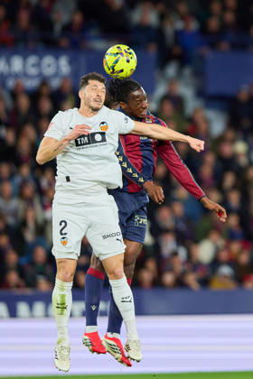 Levante UD v Valencia CF- LaLiga EA Sports VALENCIA, SPAIN - FEBRUARY 15: Etta Eyong Centre-Forward of Levante UD competes for the ball with Guido Rodriguez of Valencia CF during to the LaLiga EA Sports match between Levante UD and Valencia CF at Estadio Ciutat de Valencia on February, 2026 in Valencia, Spain. (Photo by Jose Torres Photo Players Images Magara Press) Valencia Estadio Ciutat de Valencia Spain Copyright: xJosexTorresx