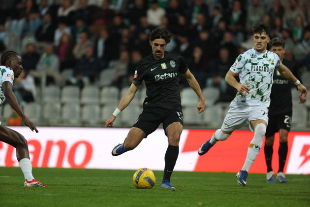 Francisco Trincao (Sporting CP) in action during the match between Moreirense FC and Sporting CP, valid for Liga Portugal Betclic 2025 2026 at Estadio Comendador Joaquim Almeida on 21 February 2026. Moreira de Conegos Estadio Comendador Joaquim Almeida Moreira de Conegos Portugal Copyright: xIMAGOx xPRIMExSPORTSxIMAGESx xFILIPExOLIVEIRAx