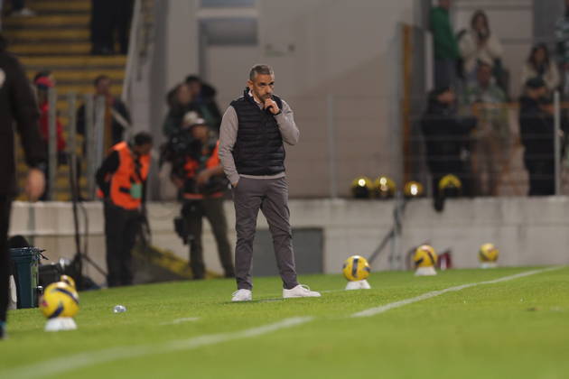February 21, 2026, Guimaraes, Braga, Portugal: Rui Borges Coach of Sporting CP gives instructions from the sideline during the Liga Portugal game between Moreirense FC and Sporting CP at EstoÂ¡dio Comendador Joaquim de Almeida Freitas, Guimaraes, Braga, Portugal, on February 21, 2026. Liga Portugal Moreirense FC X Sporting CP  - ZUMAe141 20260221_zsp_e141_076 Copyright: xLuisxEirasx