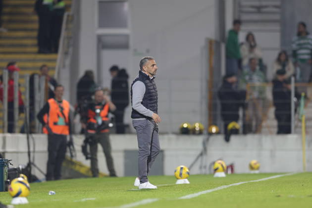 February 21, 2026, Guimaraes, Braga, Portugal: Rui Borges Coach of Sporting CP of Moreirense FC gives instructions from the sideline during the Liga Portugal game between Moreirense FC and Sporting CP at EstoÂ¡dio Comendador Joaquim de Almeida Freitas, Guimaraes, Braga, Portugal, on February 21, 2026. Guimaraes Portugal - ZUMAe141 20260221_zsp_e141_079 Copyright: xLuisxEirasx