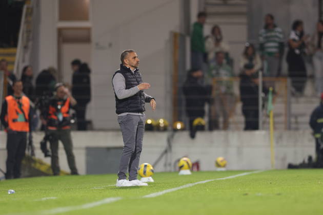 February 21, 2026, Guimaraes, Braga, Portugal: Rui Borges Coach of Sporting CP of Moreirense FC gives instructions from the sideline during the Liga Portugal game between Moreirense FC and Sporting CP at EstoÂ¡dio Comendador Joaquim de Almeida Freitas, Guimaraes, Braga, Portugal, on February 21, 2026. Guimaraes Portugal - ZUMAe141 20260221_zsp_e141_080 Copyright: xLuisxEirasx