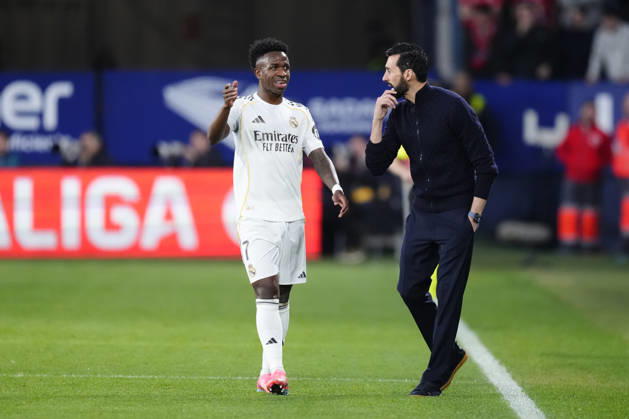 CA Osasuna v Real Madrid CF - LaLiga EA Sports PAMPLONA, SPAIN - FEBRUARY 21: Vinicius Junior left winger of Real Madrid and Brazil and Alvaro Arbeloa head coach of Real Madrid talk during the LaLiga EA Sports match between CA Osasuna and Real Madrid CF at Estadio El Sadar on February 21, 2026 in Pamplona, Spain. Jose Hernandez Anadolu Pamplona Spain. Editorial use only. Please get in touch for any other usage.  Copyright: x2026xAnadoluxJosexHernandezx