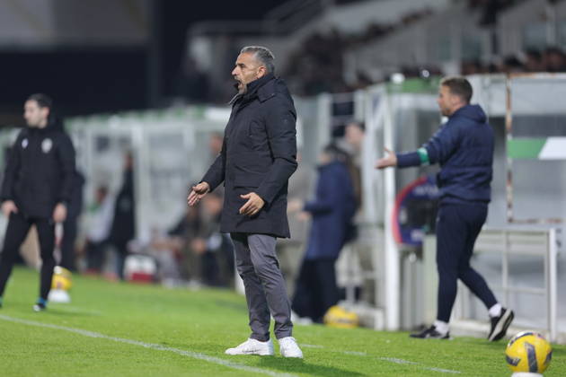 February 21, 2026, Guimaraes, Braga, Portugal: Rui Borges Coach of Sporting CP gives instructions from the sideline during the Liga Portugal game between Moreirense FC and Sporting CP at EstoÂ¡dio Comendador Joaquim de Almeida Freitas, Guimaraes, Braga, Portugal, on February 21, 2026. Liga Portugal Moreirense FC X Sporting CP  - ZUMAe141 20260221_zsp_e141_116 Copyright: xLuisxEirasx