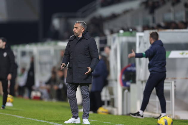 February 21, 2026, Guimaraes, Braga, Portugal: Rui Borges Coach of Sporting CP gives instructions from the sideline during the Liga Portugal game between Moreirense FC and Sporting CP at EstoÂ¡dio Comendador Joaquim de Almeida Freitas, Guimaraes, Braga, Portugal, on February 21, 2026. Guimaraes Portugal - ZUMAe141 20260221_zsp_e141_115 Copyright: xLuisxEirasx