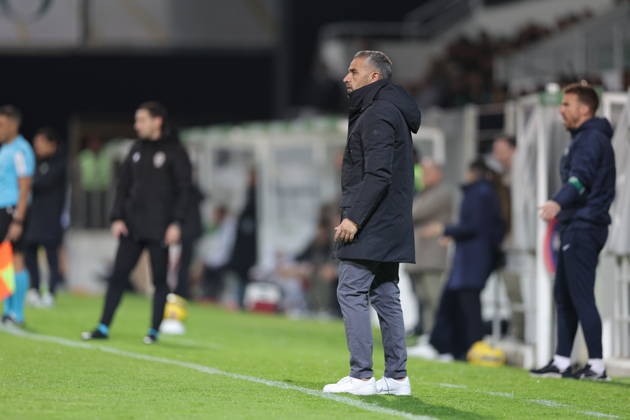 February 21, 2026, Guimaraes, Braga, Portugal: Rui Borges Coach of Sporting CP gives instructions from the sideline during the Liga Portugal game between Moreirense FC and Sporting CP at EstoÂ¡dio Comendador Joaquim de Almeida Freitas, Guimaraes, Braga, Portugal, on February 21, 2026. Guimaraes Portugal - ZUMAe141 20260221_zsp_e141_117 Copyright: xLuisxEirasx
