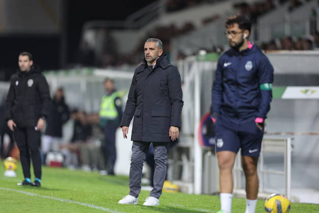 February 21, 2026, Guimaraes, Braga, Portugal: Rui Borges Coach of Sporting CP gives instructions from the sideline during the Liga Portugal game between Moreirense FC and Sporting CP at EstoÂ¡dio Comendador Joaquim de Almeida Freitas, Guimaraes, Braga, Portugal, on February 21, 2026. Guimaraes Portugal - ZUMAe141 20260221_zsp_e141_120 Copyright: xLuisxEirasx