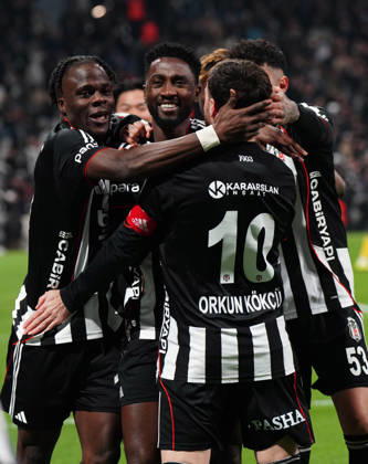 ISTANBUL, TURKEY - FEBRUARY 22: Wilfred Ndidi (4) of Besiktas celebrates after scoring the first goal of his team with Orkun Kokcu (10) , Junior Olaitan (15) and Emirhan Topcu (R) during the Trendyol Turkish Süper League match between Besiktas JK and Göztepe SK at Tupras Stadium on February 22, 2026 in Istanbul, Turkey. (Photo by Seskimphoto ) Besiktas v Goztepe - Turkish Super League