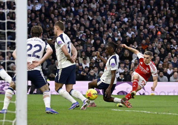 Tottenham Hotspur V Arsenal. Premier League Leandro Trossard (Arsenal) has a shot during the Tottenham Hotspur V Arsenal Premier League match at the Tottenham Hotspur Stadium, London. Tottenham Tottenham Hotspur Stadium UK Copyright: xMartinxDaltonx Spurs_Arsenal_220226_MD_032