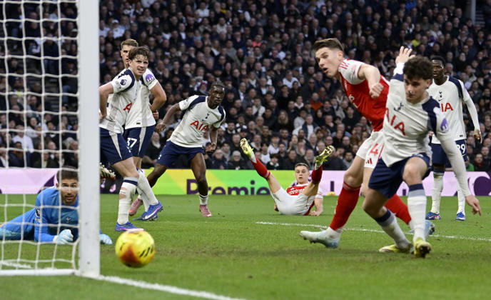 Tottenham Hotspur V Arsenal. Premier League Leandro Trossard (Arsenal) watches through his legs as his shot goes just wide of the post during the Tottenham Hotspur V Arsenal Premier League match at the Tottenham Hotspur Stadium, London. Tottenham Tottenham Hotspur Stadium UK Copyright: xMartinxDaltonx Spurs_Arsenal_220226_MD_033