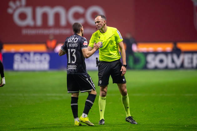 February 21, 2026, Braga, Braga, Portugal: BRAGA, PORTUGAL - FEBRUARY 21: JOAO PINHEIRO referee of the match is seen talking with JOAO MENDES from Vitoria SC during the Liga Portugal Betclic 2025 26 League match between SC Braga and Vitoria SC, at Estadio Municipal de Braga on February 21, 2026 in Braga, Portugal Braga Portugal - ZUMAl192 20260221_zsp_l192_032 Copyright: xMiguelxLemosx