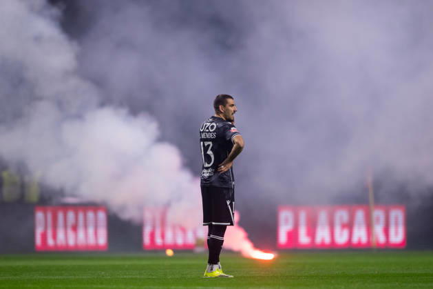 February 21, 2026, Braga, Braga, Portugal: BRAGA, PORTUGAL - FEBRUARY 21: JOAO MENDES from Vitoria SC is seen while the game stop do to the SC Braga fans trough fireworks to the pitch during the Liga Portugal Betclic 2025 26 League match between SC Braga and Vitoria SC, at Estadio Municipal de Braga on February 21, 2026 in Braga, Portugal Braga Portugal - ZUMAl192 20260221_zsp_l192_034 Copyright: xMiguelxLemosx