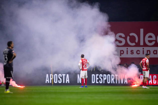 February 21, 2026, Braga, Braga, Portugal: BRAGA, PORTUGAL - FEBRUARY 21: RICARDO HORTA from SC Braga is seen while the game stop do to the SC Braga fans trough fireworks to the pitch during the Liga Portugal Betclic 2025 26 League match between SC Braga and Vitoria SC, at Estadio Municipal de Braga on February 21, 2026 in Braga, Portugal Braga Portugal - ZUMAl192 20260221_zsp_l192_043 Copyright: xMiguelxLemosx