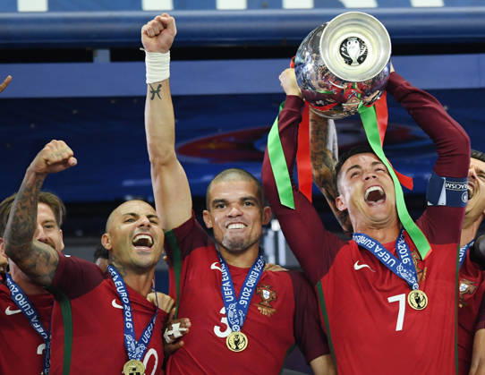 Portugal wins UEFA EURO, EM, Europameisterschaft,Fussball 2016 PARIS, FRANCE - JULY 10: Portugal s forward Cristiano Ronaldo hold up the winners trophy as he celebrates with teammates Portugal s forward Ricardo Quaresma (L), Portugal s defender Pepe (C) after beating France 1-0 to clinch the Euro 2016 final football match between France and Portugal at the Stade de France in Saint-Denis, north of Paris, on July 10, 2016. Ile-de-France France. Editorial use only. Please get in touch for any other usage. Copyright: x2025xAnadoluxMustafaxYalcinx