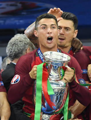 Portugal wins UEFA EURO, EM, Europameisterschaft,Fussball 2016 PARIS, FRANCE - JULY 10: Portugal s forward Cristiano Ronaldo celebrates with the trophy as he poses after Portugal won the Euro 2016 final football match between Portugal and France at the Stade de France in Saint-Denis, north of Paris, on July 10, 2016. Ile-de-France France. Editorial use only. Please get in touch for any other usage. Copyright: x2025xAnadoluxMustafaxYalcinx