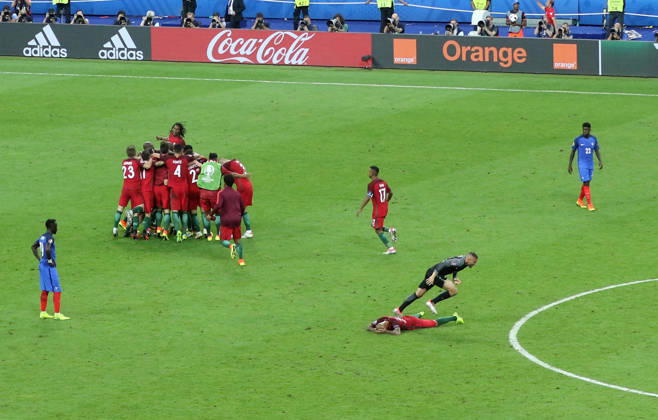 Portugal wins UEFA EURO, EM, Europameisterschaft,Fussball 2016 PARIS, FRANCE - JULY 10: Portugal s players celebrate after beating France during the Euro 2016 final football match at the Stade de France in Saint-Denis, north of Paris, France on July 10, 2016. France World. Editorial use only. Please get in touch for any other usage. Copyright: x2025xAnadoluxMetinxPalax