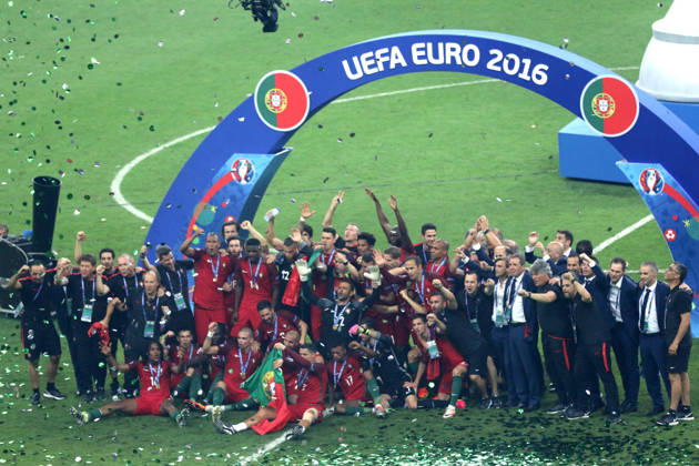 Portugal wins UEFA EURO, EM, Europameisterschaft,Fussball 2016 PARIS, FRANCE - JULY 10: Portugal s players celebrate after beating France during the Euro 2016 final football match at the Stade de France in Saint-Denis, north of Paris, France on July 10, 2016. France World. Editorial use only. Please get in touch for any other usage. Copyright: x2025xAnadoluxMetinxPalax