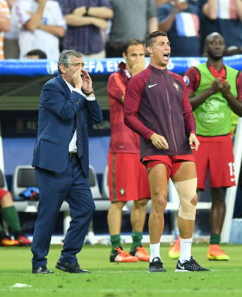 Portugal wins UEFA EURO, EM, Europameisterschaft,Fussball 2016 PARIS, FRANCE - JULY 10: Portugal s Cristiano Ronaldo (R) and head coach of Portugal Fernando Santos are seen during the Euro 2016 final football match between Portugal and France at the Stade de France in Saint-Denis, north of Paris, France on July 10, 2016. Ile-de-France France. Editorial use only. Please get in touch for any other usage. Copyright: x2025xAnadoluxMustafaxYalcinx