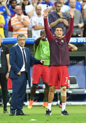 Portugal wins UEFA EURO, EM, Europameisterschaft,Fussball 2016 PARIS, FRANCE - JULY 10: Portugal s Cristiano Ronaldo (R) and head coach of Portugal Fernando Santos are seen during the Euro 2016 final football match between Portugal and France at the Stade de France in Saint-Denis, north of Paris, France on July 10, 2016. Ile-de-France France. Editorial use only. Please get in touch for any other usage. Copyright: x2025xAnadoluxMustafaxYalcinx