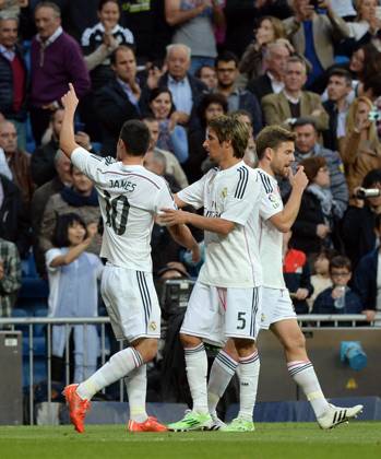 Real Madrid CF v UD Almeria - La Liga MADRID, SPAIN - APRIL 29: James Rodriguez (L) of Real Madrid CF celebrates with his teammates after scoring a goal during the La Liga match between Real Madrid CF and UD Almeria at Estadio Santiago Bernabeu on April 29, 2015 in Madrid, Spain. Evrim Aydin Anadolu Agency Madrid Spain. Editorial use only. Please get in touch for any other usage. Copyright: x2025xAnadoluxEvrimxAydınx
