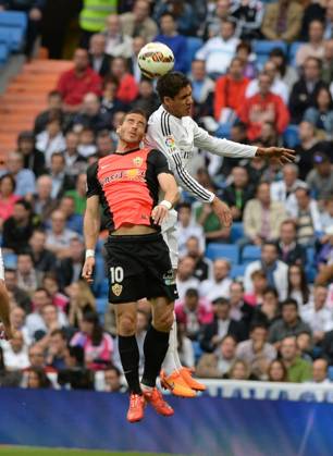 Real Madrid CF v UD Almeria - La Liga MADRID, SPAIN - APRIL 29: Raphael Varane (R) of Real Madrid CF vies for ball with Tomer Hemed of UD Almeria during the La Liga match between Real Madrid CF and UD Almeria at Estadio Santiago Bernabeu on April 29, 2015 in Madrid, Spain. Evrim Aydin Anadolu Agency Madrid Spain. Editorial use only. Please get in touch for any other usage. Copyright: x2025xAnadoluxEvrimxAydınx