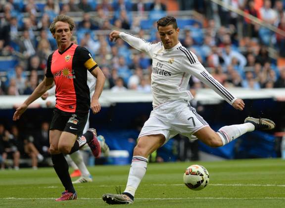 Real Madrid CF v UD Almeria - La Liga MADRID, SPAIN - APRIL 29: Cristiano Ronaldo (R) of Real Madrid CF in action during the La Liga match between Real Madrid CF and UD Almeria at Estadio Santiago Bernabeu on April 29, 2015 in Madrid, Spain. Evrim Aydin Anadolu Agency Madrid Spain. Editorial use only. Please get in touch for any other usage. Copyright: x2025xAnadoluxEvrimxAydınx