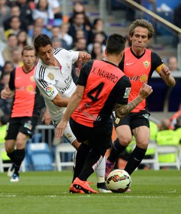 Real Madrid CF v UD Almeria - La Liga MADRID, SPAIN - APRIL 29: Chicharito (L) of Real Madrid CF vies for ball with Ximo Navarro (C) of UD Almeria during the La Liga match between Real Madrid CF and UD Almeria at Estadio Santiago Bernabeu on April 29, 2015 in Madrid, Spain. Evrim Aydin Anadolu Agency Madrid Spain. Editorial use only. Please get in touch for any other usage. Copyright: x2025xAnadoluxEvrimxAydınx