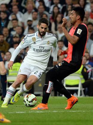 Real Madrid CF v UD Almeria - La Liga MADRID, SPAIN - APRIL 29: Isco (L) of Real Madrid CF in action during the La Liga match between Real Madrid CF and UD Almeria at Estadio Santiago Bernabeu on April 29, 2015 in Madrid, Spain. Evrim Aydin Anadolu Agency Madrid Spain. Editorial use only. Please get in touch for any other usage. Copyright: x2025xAnadoluxEvrimxAydınx