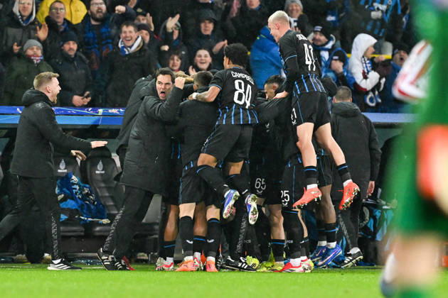260218 Club Brugge vs Atletico Madrid Christos Tzolis (8) of Club Brugge celebrates with his teammates after scoring the 3-3 equalizer goal during the Uefa Champions League Knock Out play offs first leg in season 2025 - 2026 between Club Brugge KV and Atletico de Madrid on February 18 , 2026 in Brugge, Belgium. (Photo by David Catry Isosport) Brugge Belgium Copyright: xDavidxCatryx 20260218DC2_5758
