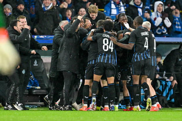 260218 Club Brugge vs Atletico Madrid Christos Tzolis (8) of Club Brugge celebrates with his teammates after scoring the 3-3 equalizer goal during the Uefa Champions League Knock Out play offs first leg in season 2025 - 2026 between Club Brugge KV and Atletico de Madrid on February 18 , 2026 in Brugge, Belgium. (Photo by David Catry Isosport) Brugge Belgium Copyright: xDavidxCatryx 20260218DC2_5776