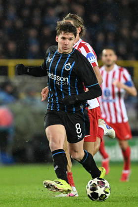 260218 Club Brugge vs Atletico Madrid Christos Tzolis (8) of Club Brugge pictured in a duel with Marcos Llorente (14) of Atletico during the Uefa Champions League Knock Out play offs first leg in season 2025 - 2026 between Club Brugge KV and Atletico de Madrid on February 18 , 2026 in Brugge, Belgium. (Photo by David Catry Isosport) Brugge Belgium Copyright: xDavidxCatryx 20260218DC2_4612