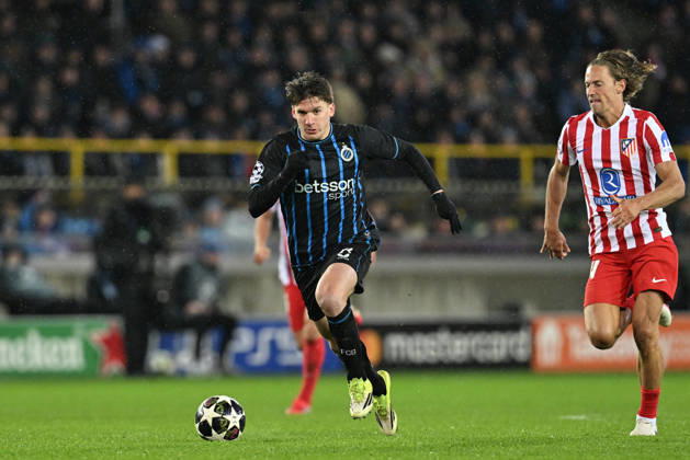 260218 Club Brugge vs Atletico Madrid Christos Tzolis (8) of Club Brugge pictured in a duel with Marcos Llorente (14) of Atletico during the Uefa Champions League Knock Out play offs first leg in season 2025 - 2026 between Club Brugge KV and Atletico de Madrid on February 18 , 2026 in Brugge, Belgium. (Photo by David Catry Isosport) Brugge Belgium Copyright: xDavidxCatryx 20260218DC2_4600