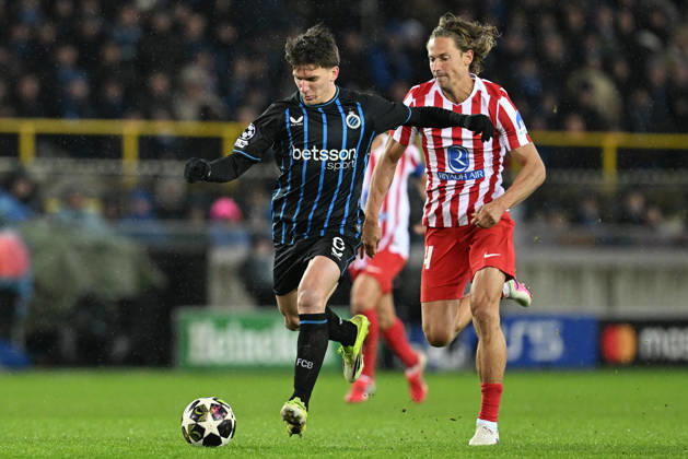 260218 Club Brugge vs Atletico Madrid Christos Tzolis (8) of Club Brugge pictured in a duel with Marcos Llorente (14) of Atletico during the Uefa Champions League Knock Out play offs first leg in season 2025 - 2026 between Club Brugge KV and Atletico de Madrid on February 18 , 2026 in Brugge, Belgium. (Photo by David Catry Isosport) Brugge Belgium Copyright: xDavidxCatryx 20260218DC2_4608
