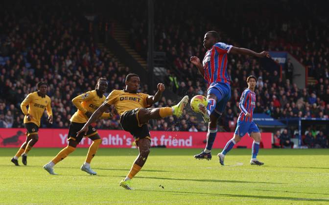 Premier League - Crystal Palace FC v Wolverhampton Wanderers LONDON, ENGLAND, FEBRUARY 21: Tyrick Mitchell of Crystal Palace battles for the ball during the match between Crystal Palace FC and Wolverhampton Wanderers FC in the Premier League at Selhurst Park Stadium in London, England, on February 21. (Photo by Daniel Weir) London Selhurst Park Stadium England Copyright: xDanielxWeir SportsxPressxPhotox SPPA_Crystal_Palace_Wolverhampton_Wanderers_220226_DW33