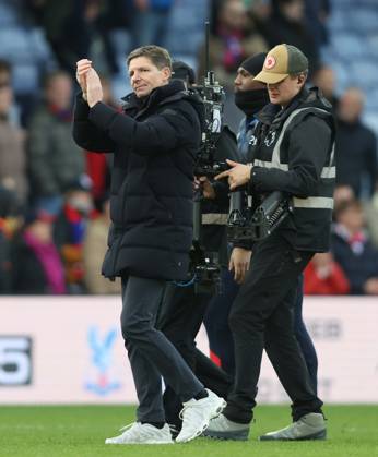 Premier League - Crystal Palace FC v Wolverhampton Wanderers LONDON, ENGLAND, FEBRUARY 21: Oliver Glasner Manager of Crystal Palace applauds the Crystal Palace fans after the 1-0 victory during the match between Crystal Palace FC and Wolverhampton Wanderers FC in the Premier League at Selhurst Park Stadium in London, England, on February 21. (Photo by Daniel Weir) London Selhurst Park Stadium England Copyright: xDanielxWeir SportsxPressxPhotox SPPA_Crystal_Palace_Wolverhampton_Wanderers_220226_DW56