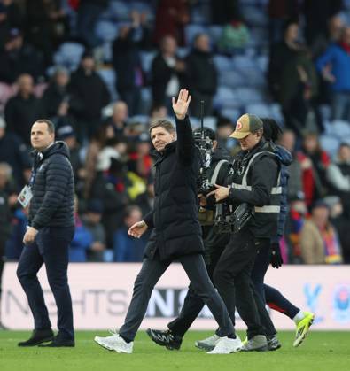 Premier League - Crystal Palace FC v Wolverhampton Wanderers LONDON, ENGLAND, FEBRUARY 21: Oliver Glasner Manager of Crystal Palace waves towards the Crystal Palace fans after the 1-0 victory during the match between Crystal Palace FC and Wolverhampton Wanderers FC in the Premier League at Selhurst Park Stadium in London, England, on February 21. (Photo by Daniel Weir) London Selhurst Park Stadium England Copyright: xDanielxWeir SportsxPressxPhotox SPPA_Crystal_Palace_Wolverhampton_Wanderers_220226_DW57