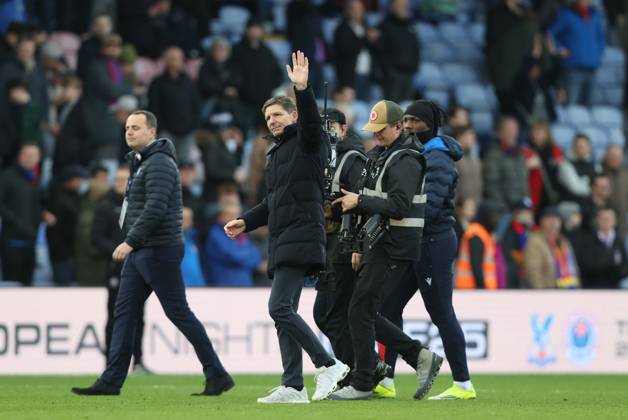 Premier League - Crystal Palace FC v Wolverhampton Wanderers LONDON, ENGLAND, FEBRUARY 21: Oliver Glasner Manager of Crystal Palace waving towards the Crystal Palace fans after the 1-0 victory during the match between Crystal Palace FC and Wolverhampton Wanderers FC in the Premier League at Selhurst Park Stadium in London, England, on February 21. (Photo by Daniel Weir) London Selhurst Park Stadium England Copyright: xDanielxWeir SportsxPressxPhotox SPPA_Crystal_Palace_Wolverhampton_Wanderers_220226_DW59