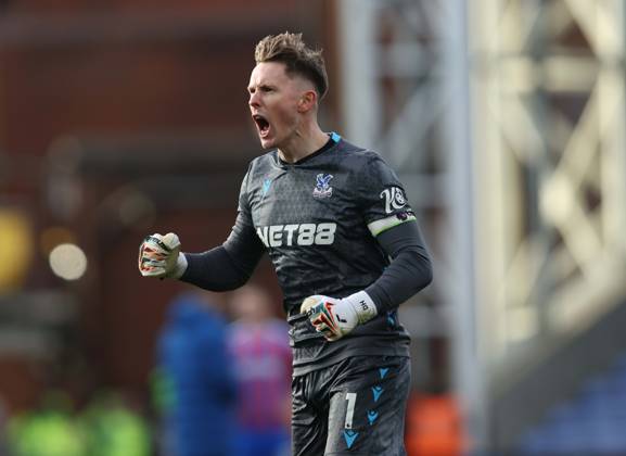 Premier League - Crystal Palace FC v Wolverhampton Wanderers LONDON, ENGLAND, FEBRUARY 21: Dean Henderson of Crystal Palace celebrates the 1-0 victory at the full time whistle during the match between Crystal Palace FC and Wolverhampton Wanderers FC in the Premier League at Selhurst Park Stadium in London, England, on February 21. (Photo by Daniel Weir) London Selhurst Park Stadium England Copyright: xDanielxWeir SportsxPressxPhotox SPPA_Crystal_Palace_Wolverhampton_Wanderers_220226_DW60