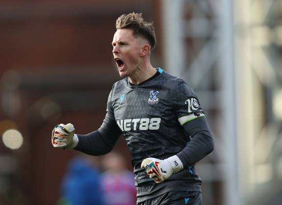Premier League - Crystal Palace FC v Wolverhampton Wanderers LONDON, ENGLAND, FEBRUARY 21: Dean Henderson of Crystal Palace celebrates the 1-0 victory at the full time whistle during the match between Crystal Palace FC and Wolverhampton Wanderers FC in the Premier League at Selhurst Park Stadium in London, England, on February 21. (Photo by Daniel Weir) London Selhurst Park Stadium England Copyright: xDanielxWeir SportsxPressxPhotox SPPA_Crystal_Palace_Wolverhampton_Wanderers_220226_DW61
