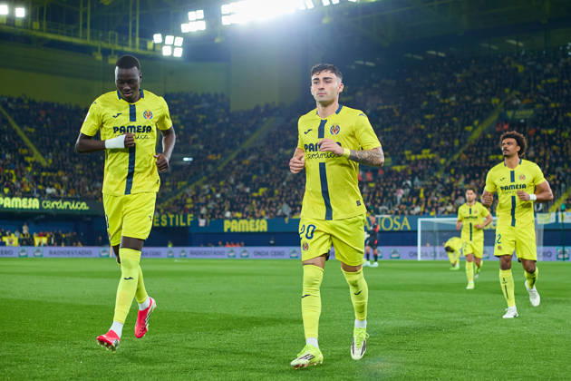 Villarreal CF and Valencia CF - LaLiga EA Sports VILLARREAL, SPAIN - FEBRUARY 22: Alberto Moleiro and Pape Gueye Left-Back of Villarreal CF running prior to the LaLiga EA Sports match between Villarreal CF and Valencia CF at Estadio de la Ceramica on February 22, 2026 in Villarreal, Spain. (Photo by Jose Torres Photo Players Images Magara Press) Villarreal Estadio de la Ceramica Spain Copyright: xJosexTorresx