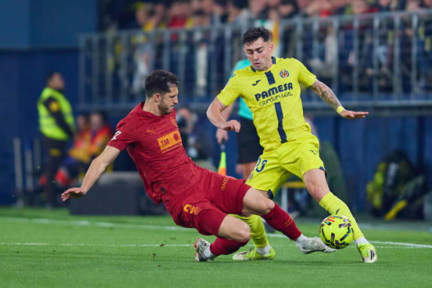 Villarreal CF and Valencia CF - LaLiga EA Sports VILLARREAL, SPAIN - FEBRUARY 22: Guido Rodriguez of Valencia CF competes for the ball with Alberto Moleiro Left Winger of Villarreal CF during to the LaLiga EA Sports match between Villarreal CF and Valencia CF at Estadio de la Ceramica on February 22, 2026 in Villarreal, Spain. (Photo by Jose Torres Photo Players Images Magara Press) Villarreal Estadio de la Ceramica Spain Copyright: xJosexTorresx