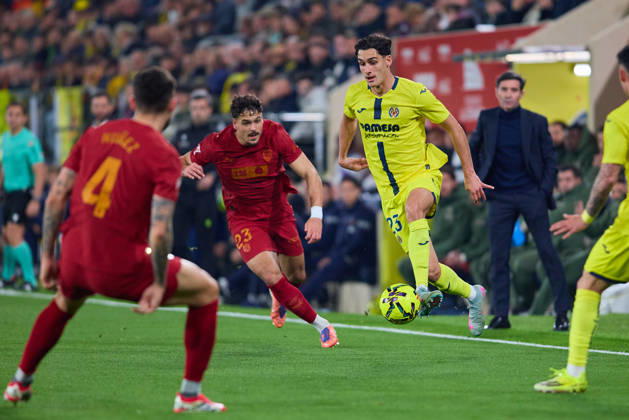 Villarreal CF and Valencia CF - LaLiga EA Sports VILLARREAL, SPAIN - FEBRUARY 22: Sergi Cardona Centre-Back of Villarreal CF competes for the ball with Filip Ugrinic of Valencia CF during to the LaLiga EA Sports match between Villarreal CF and Valencia CF at Estadio de la Ceramica on February 22, 2026 in Villarreal, Spain. (Photo by Jose Torres Photo Players Images Magara Press) Villarreal Estadio de la Ceramica Spain Copyright: xJosexTorresx