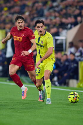 Villarreal CF and Valencia CF - LaLiga EA Sports VILLARREAL, SPAIN - FEBRUARY 22: Sergi Cardona Centre-Back of Villarreal CF competes for the ball with Filip Ugrinic of Valencia CF during to the LaLiga EA Sports match between Villarreal CF and Valencia CF at Estadio de la Ceramica on February 22, 2026 in Villarreal, Spain. (Photo by Jose Torres Photo Players Images Magara Press) Villarreal Estadio de la Ceramica Spain Copyright: xJosexTorresx