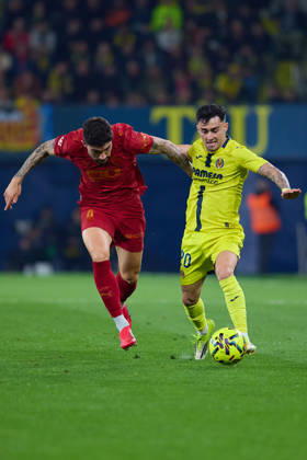Villarreal CF and Valencia CF - LaLiga EA Sports VILLARREAL, SPAIN - FEBRUARY 22: Unai Nunez of Valencia CF competes for the ball with Alberto Moleiro Left Winger of Villarreal CF during to the LaLiga EA Sports match between Villarreal CF and Valencia CF at Estadio de la Ceramica on February 22, 2026 in Villarreal, Spain. (Photo by Jose Torres Photo Players Images Magara Press) Villarreal Estadio de la Ceramica Spain Copyright: xJosexTorresx
